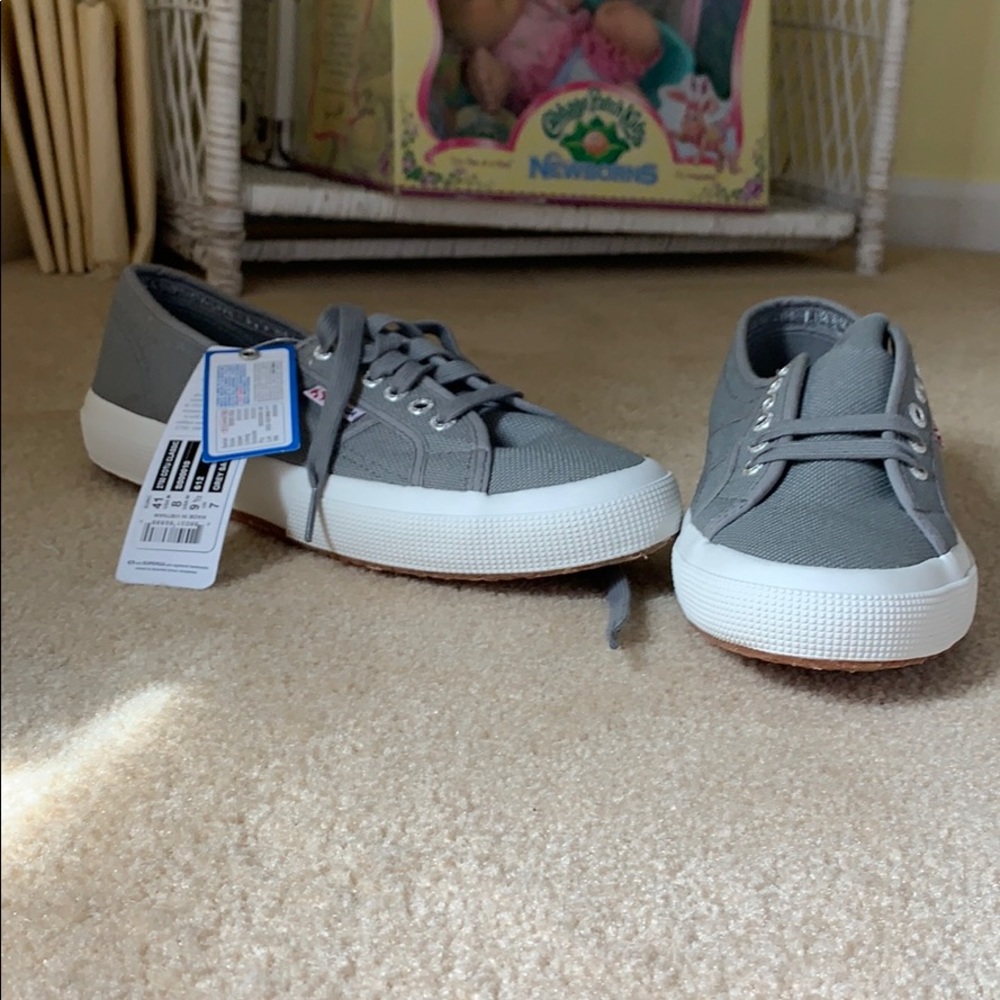 Tennis shoes